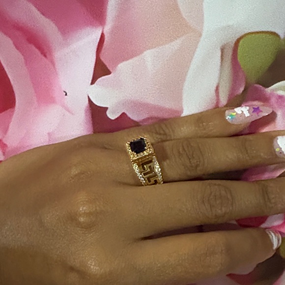 Elegant Gold Ring with Black Gemstone - Picture 10 of 15